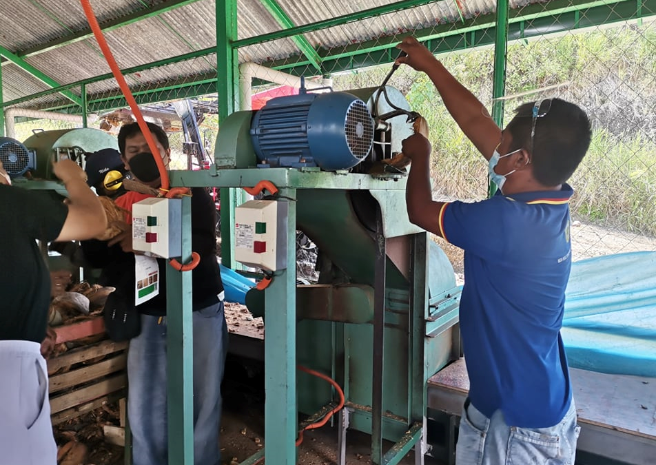 Demo operation of coco chip mill at BIOGROW